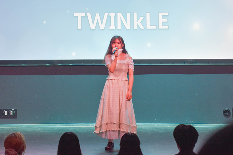 紅組と白組に分かれて、ソロ・ユニット・グループで歌を披露！