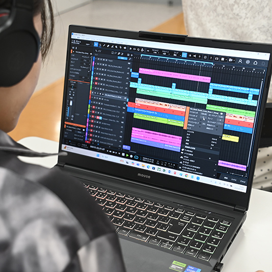 配信クリエイター科「オリジナル曲制作」で最新ソフトを使った作曲にチャレンジ！