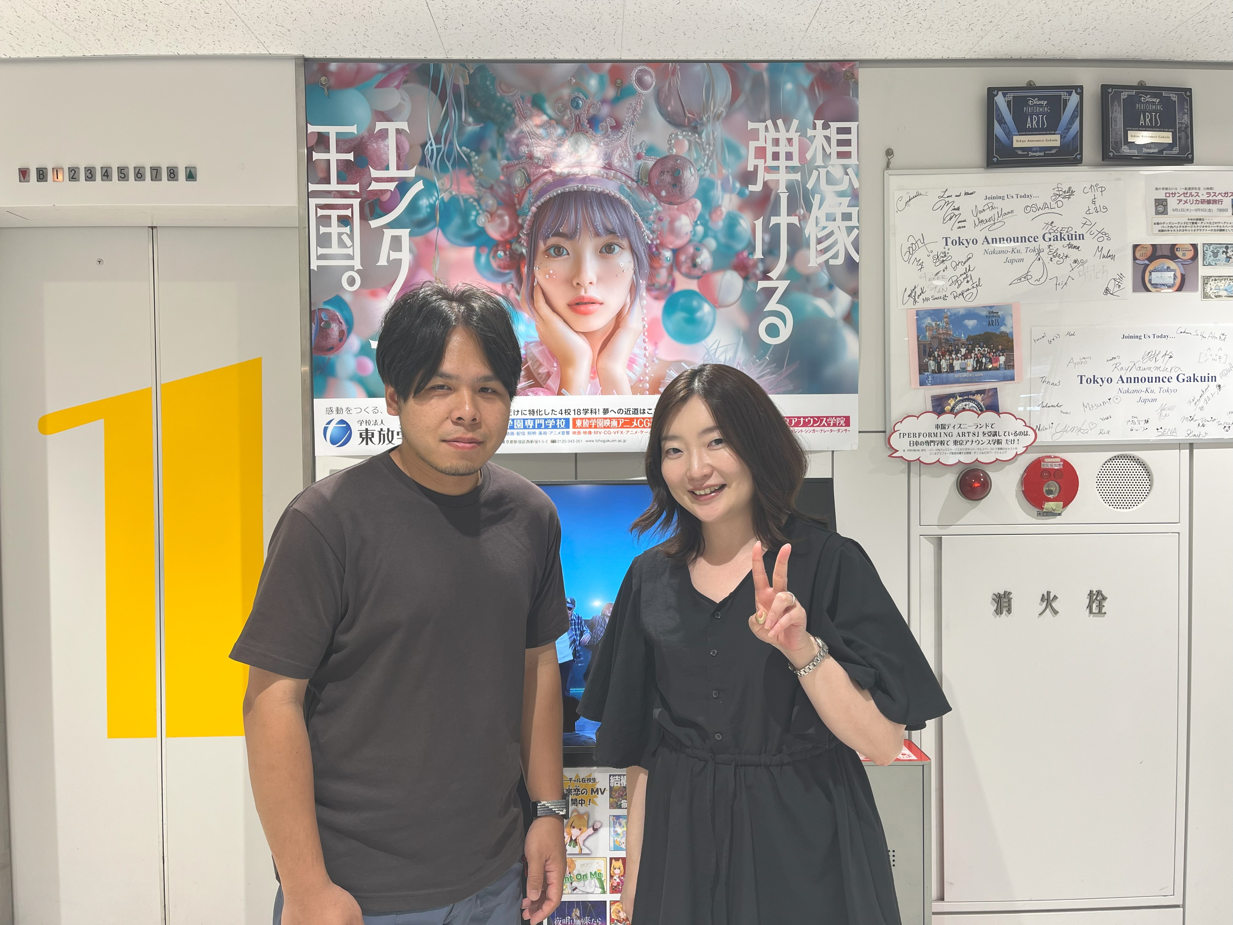 TAN WEISHINさんと留学生支援室スタッフで記念撮影