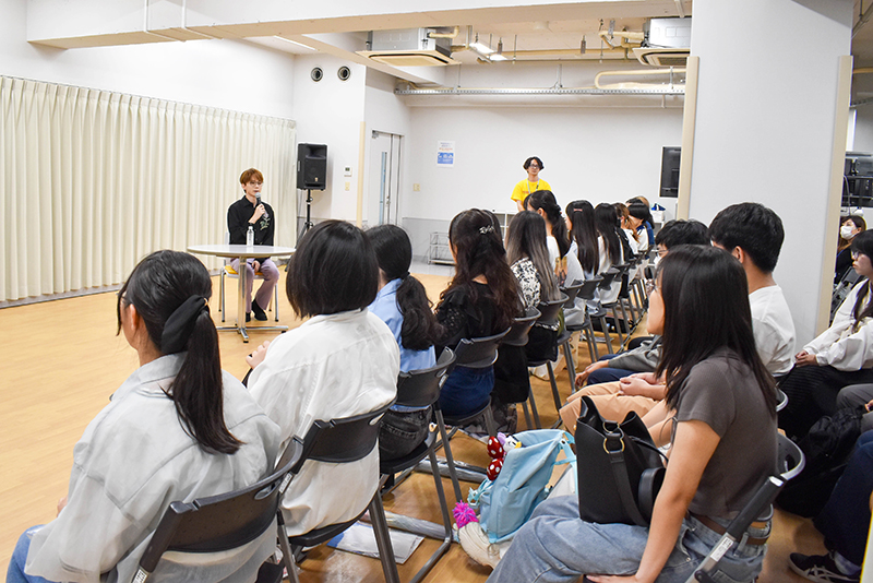 座談会では、アットホームな雰囲気でいろんなお話をきくことができました！