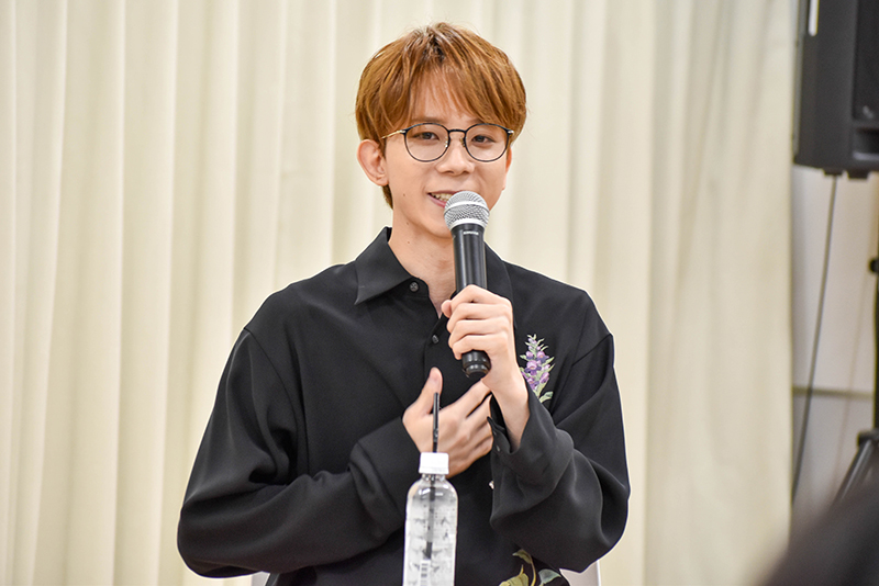 『スタンドマイヒーローズ PIECE OF TRUTH』荒木田蒼生役、『アイドルマスター SideM』渡辺みのり役、『王子の本名は悪役令嬢』シリウス・イヴェール役などで活躍中の卒業生声優・高塚智人さんが来校！