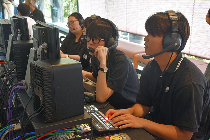 舞台裏に映像システムを組み上げて、5台のカメラの映像調整や切り替えを行います