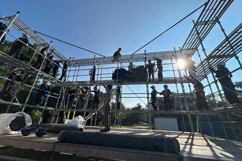 東放学園山中湖セミナーハウスに仮設ステージを組んで照明機材をセッティング！