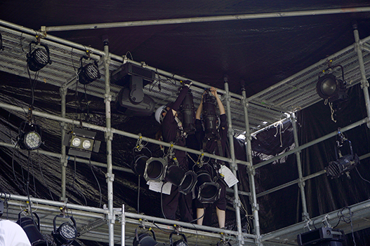 高所での作業にはヘルメットが必須！