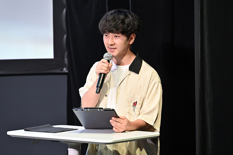 インフォメーションを担当した在校生の村山さん。大勢のお客さんを前に緊張する中がんばりました！