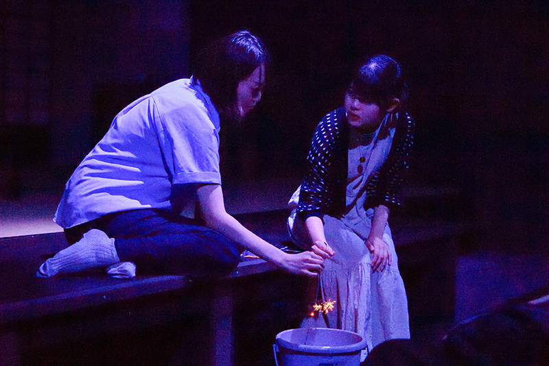 実際に線香花火をする場面も！