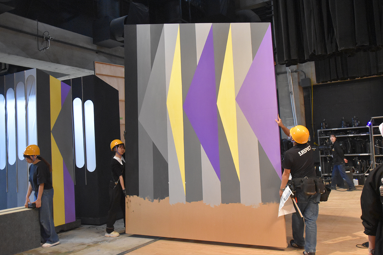 事前に制作した美術セットを建て込みます