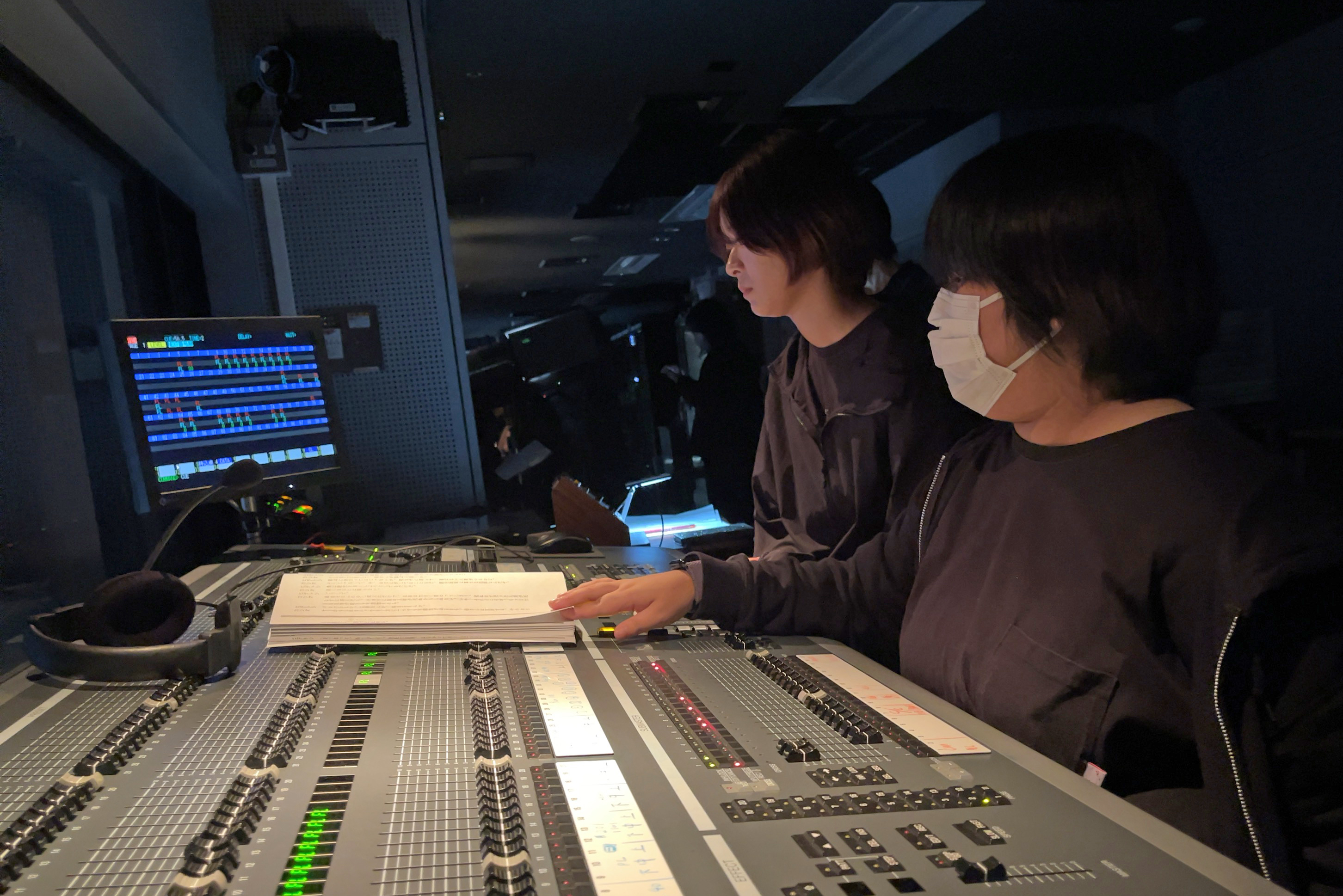 客席上部の調光室でホールの照明をオペレート