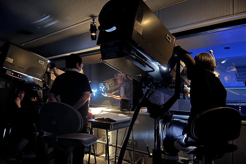 ピンスポットでステージの演者をねらいます