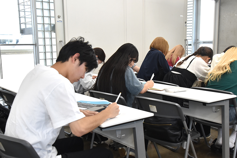 課題に真剣に取り組む学生たち