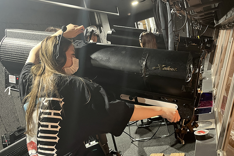 ステージの人物の動きに合わせてピンスポットを操作します