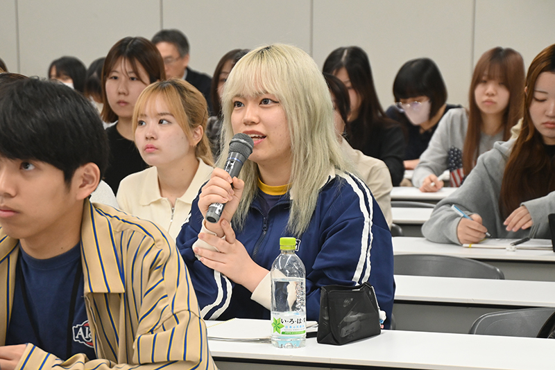 作品への熱意を感じる青山さんのお話に、学生たちも刺激を受けた様子。講義後にはたくさんの質問があがりました！