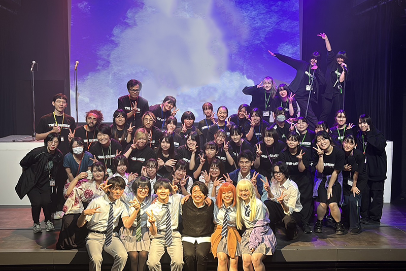 総合演出の岡部涼音さんと、キャスト、スタッフのみなさん。本当におつかれさまでした！