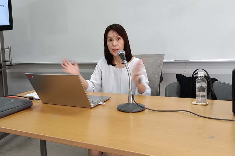 日本道路交通情報センター（JARTIC）による「放送業界講座」を実施！卒業生の越智ひろみさんが来校されました！