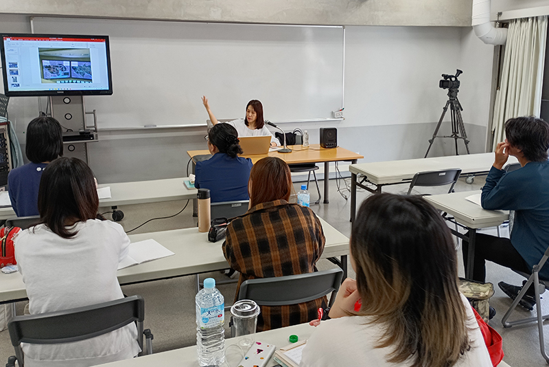 授業では、組織の成り立ちや業務の内容・流れなどを説明。また、原稿読みの実践も行いました!