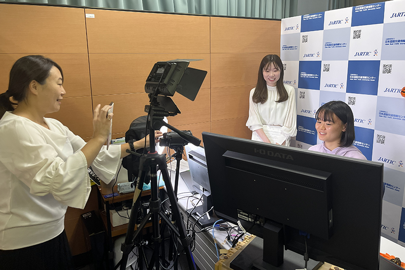 テレビ・配信用のブースでは、モニターに映し出された姿を見て、みんな興奮!