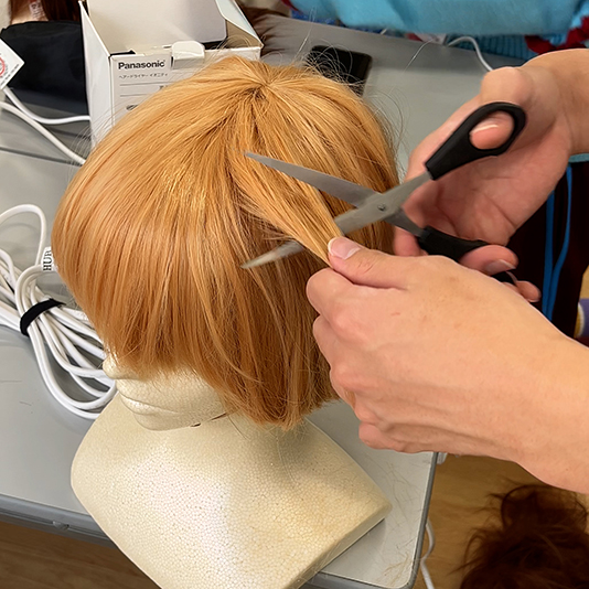 配信クリエイター科「コスプレ入門」でウィッグの調整にチャレンジ！