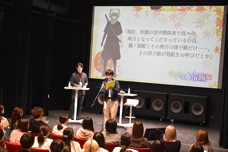 目の前でお芝居を見せていただき、大興奮の声をあげる学生たち！