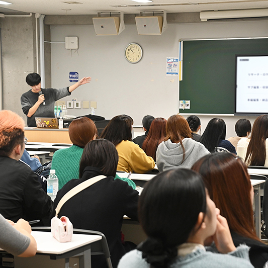 バラエティ番組の現場で働く卒業生が来校！放送芸術科「業界特別講座」