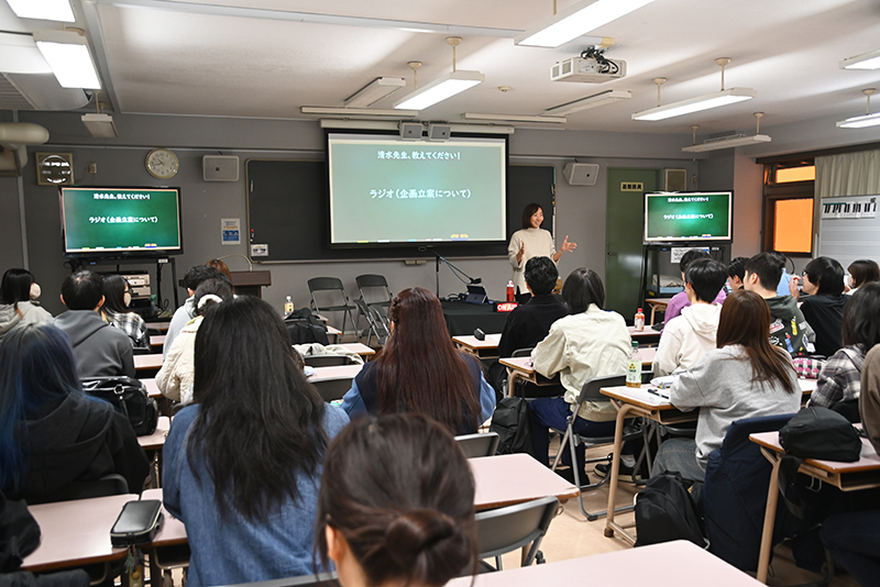 11/22(土)の「業界特別講座」にラジオプロデューサーの清水綾さんが来校!