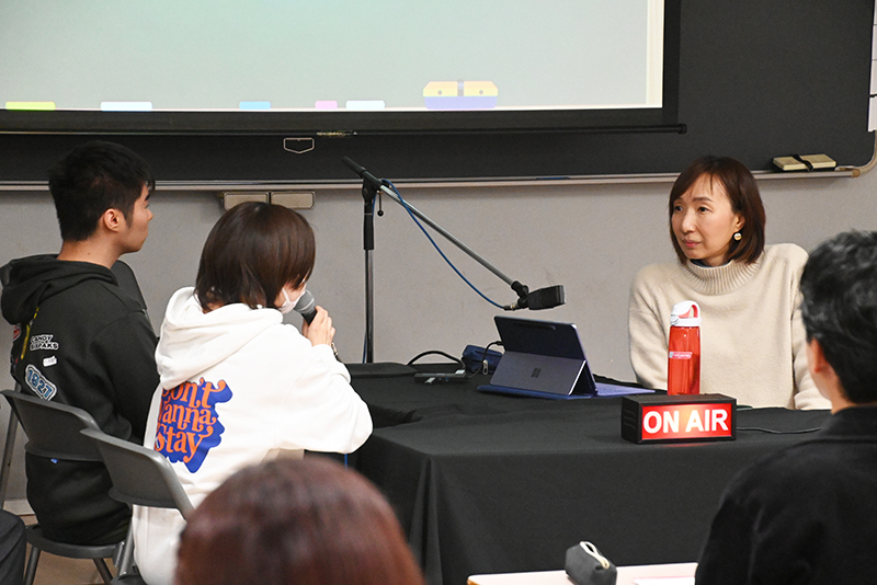 授業は、ラジオの公開収録のようなかたちで実施！学生が一人ひとりお悩み相談しました