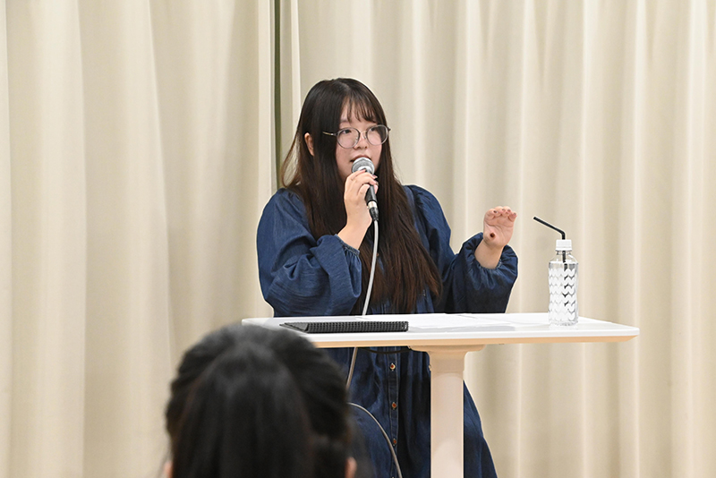 『アイドルマスター ミリオンライブ!』島原エレナ役、『未確認で進行形』大野仁子役、『ビビッドアーミー』ラシュー役などで活躍中の角元明日香さんが来校!