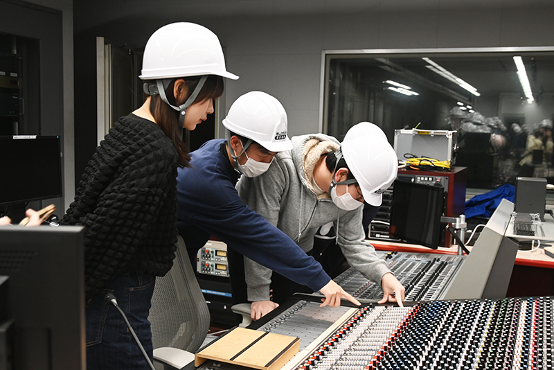 プロの現場で使われる機材に興味津々な学生たち