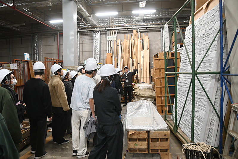 撮影予定のドラマセットや大道具・小道具倉庫も見学しました