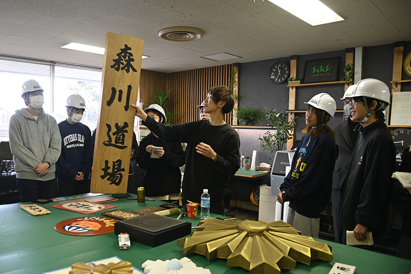 看板や提灯、お菓子のパッケージなど、ドラマやバラエティで使われる美術品を制作している（株）伊佐梅の作業場でお話をうかがいました