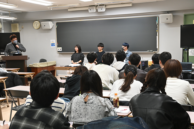 異なるジャンルの仕事に携わる卒業生3人が集結!クラスメイトだったこともあり、終始和気あいあいとした雰囲気の座談会でした