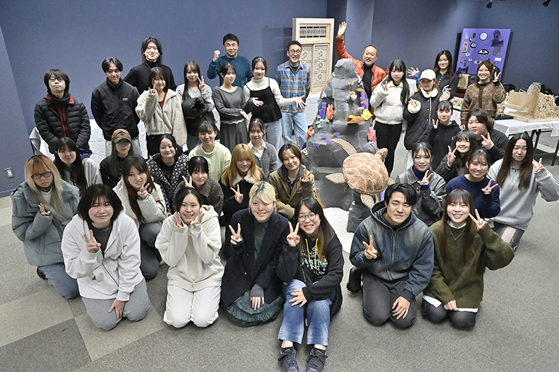 「卒業制作展」お世話になった講師の先生方と全員で記念写真！