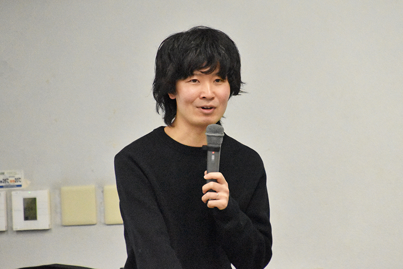 ラジオスタッフの前田侑亮さん（22年度卒）
『ジェーン・スー　生活は踊る』『佐倉綾音 論理×ロンリー』『今田耕司のお耳拝借！金曜日』などのテクニカルディレクター（ラジオミキサー）を担当