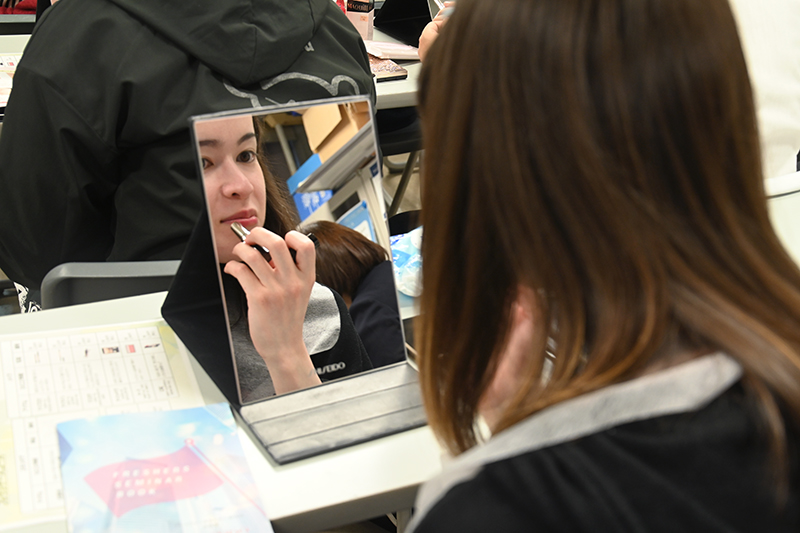 第一印象は6～7秒で決まる！スキンケアからポイントメイクまでを実際に行いました。