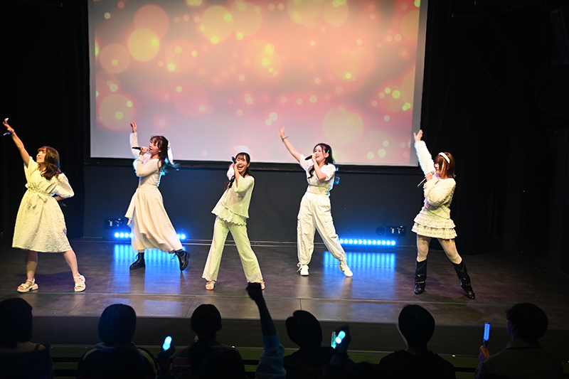 「声優アーティストゼミ」の発表会でダンスと歌のパフォーマンスを披露！