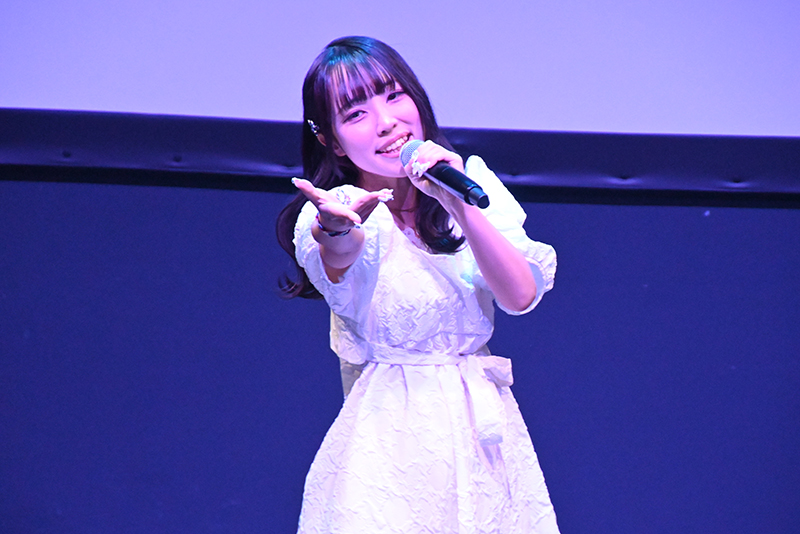 ご家族や友だち、先生方も駆けつけ、会場は満席に！ペンライトを持って、盛大に応援していました。