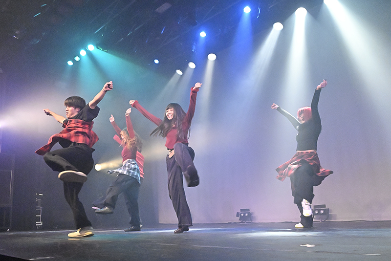 1年生の中間発表「EXAMINATION」パフォーマンスの様子