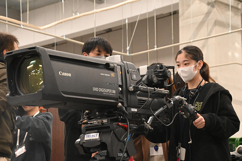 スポーツ中継やコンサート中継などで使われるズームレンズを搭載したカメラをオペレート