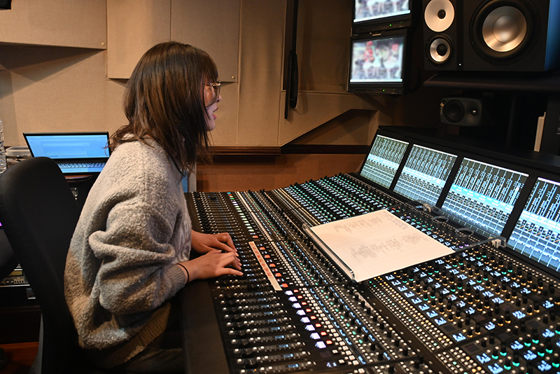 音声中継車の中も見学。放送音響科の学生がオペレートにも挑戦しました！