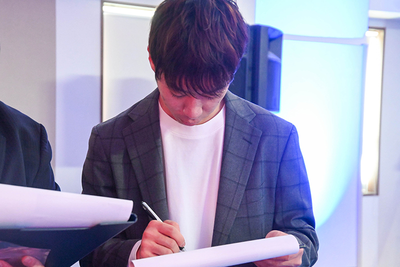 試合開始前に、担当の方と入念に打ち合わせ。気になるところは質問して、本番に備えます。