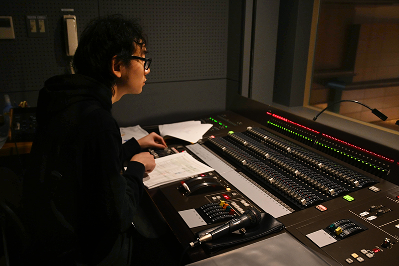 調光室でホールの照明をオペレート