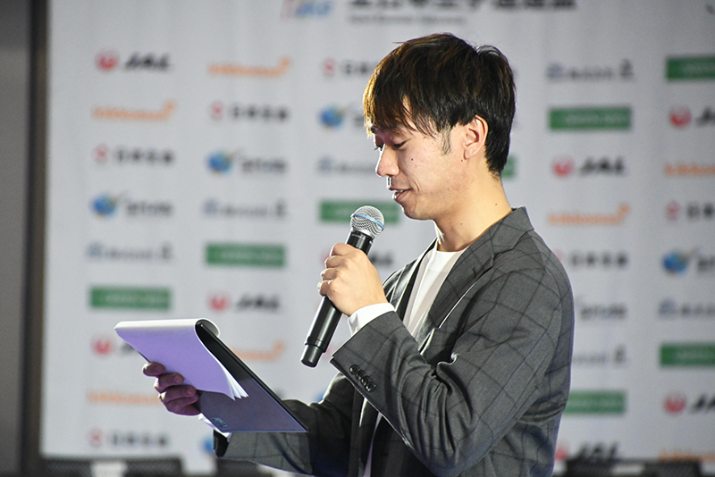 本番開始!選手呼名、注意事項のアナウンスからヒーローインタビューにいたるまで、しっかりアナウンス!